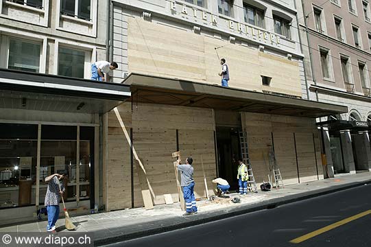 859 - Les commerants genevois se barricadent craignant un assaut trop physique des manifestants