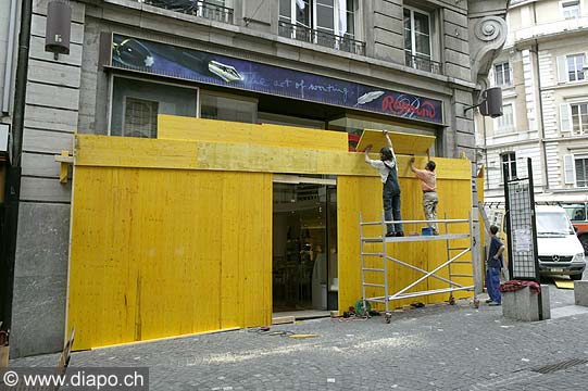 880 - Rue de Bourg - Un jour avant la premire manifestation, les dernires parois en bois sont montes devant les vitrines