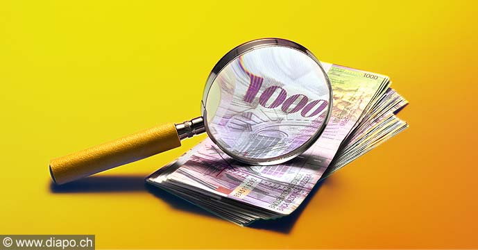 10373 - Billets de banque et loupe