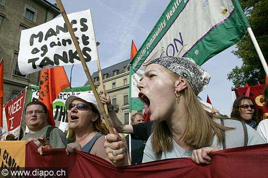 1038 - Sommet du G8 - 2003 - Genve le 1er juin  10 h. 30, le dpart de la manifestation a t donn,avec plus de 10'000 personnes