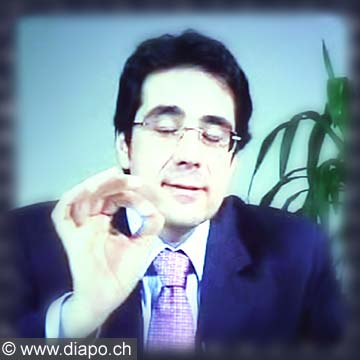 10412 - Darius Rochebin est un journaliste et prsentateur du journal tlvis de la Tlvision suisse romande (TSR) depuis 1998