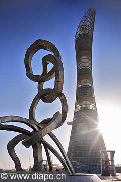 10467 - Photo : La Tour des Jeux asiatiques de Doha, au Qatar, la flamme olympique brle  300 m de hauteur - olympic Tower