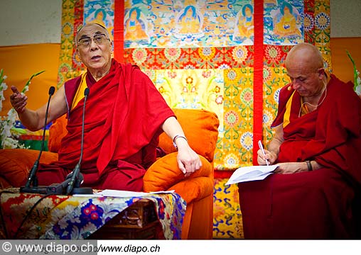 12767 - Photo: Matthieu Ricard avec Tenzin Gyatso, le dala-lama, le plus haut chef spirituel du Tibet  Lausanne en Suisse