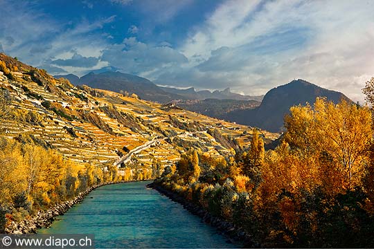 12789 - Photo: Suisse, Valais, vignoble de Sion avec le Rhne, switzerland, swiss wines - wein, schweiz