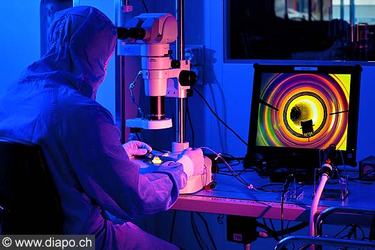 12797 - Laboratoire de lentilles de contact labo ophtalmologie - Science Lab using a Microscope Lab technician in clean suit