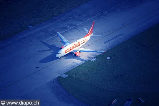 12814 - l'avion easyjet sur l'aroport de Genve