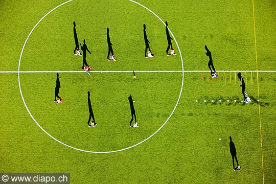 12869 - photo: Suisse -  joueux footballeurs sur un terrain de football  Genve