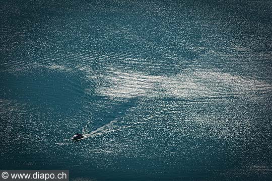 13034 - Photo : Suisse - Bateau  moteur sur le Lac Lman