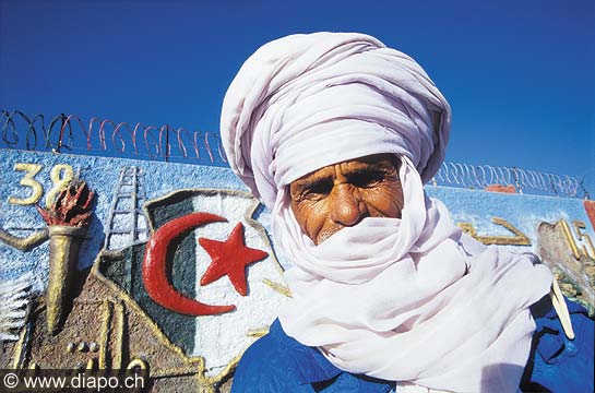 3221 - Touareg devant le symbole de la libert� alg�rienne