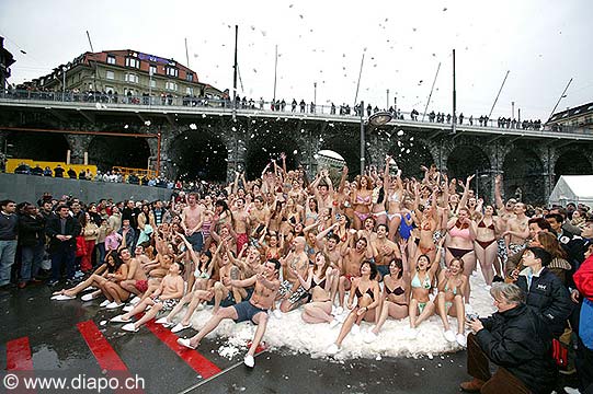 4454 - Bikinis on ice, place de l'Europe - Lausanne