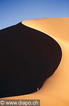 5011 - Libye - Le nomade au pied de la dune de Titersine