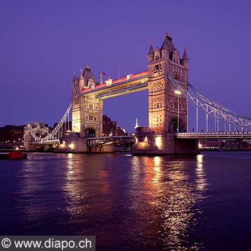 5039 - Photo : Londres, Angleterre - Le Tower Bridge, construit en 1894 sur la Tamise
