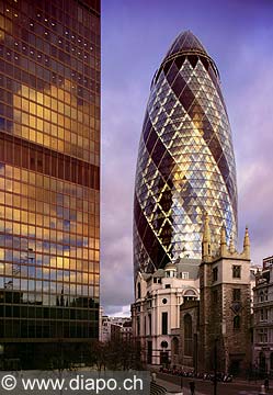 5041 - Photo : Londres, Angleterre - building Swiss Re, 300 millions de livres...