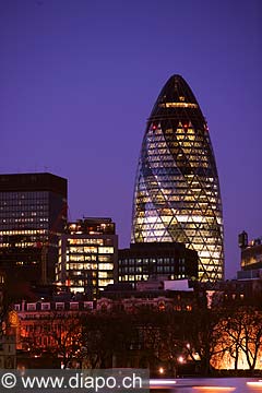 5044 - Photo : Londres, Angleterre - building Swiss Re, 300 millions de livres...