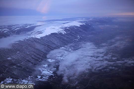 5046 - Photo : Les crtes du Jura entre la Suisse et la France