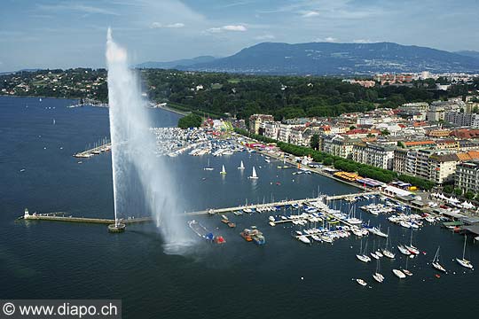 8070 - Photo : Suisse - Ville de Genve - jet d'eau et Salve - lac Lman - Geneva