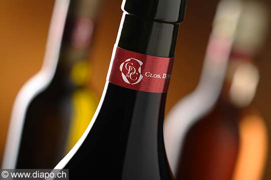 8593 - Bouteilles de vins en studio