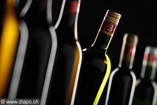 8594 - Bouteilles de vins en studio