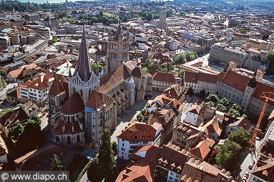 8601 - Photo: Suisse, Lausanne et la Cathdrale vue arienne
