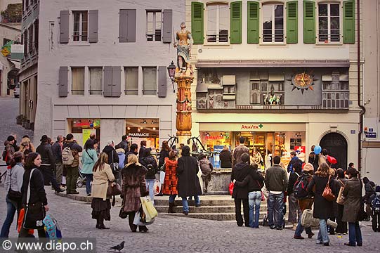 9137 - Photo :Suisse, Lausanne, Place de la Palud