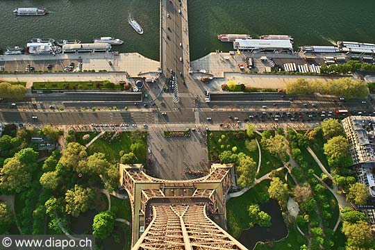 9176 - Photo : France, Paris, Tour Eiffel, vue arienne