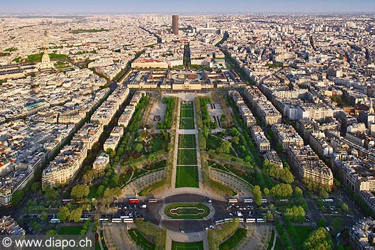 9177 - Photo : France, Paris, Champs de Mars, vue arienne