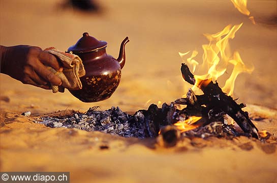 9511 - Photo : Désert de Libye, un thé au Sahara