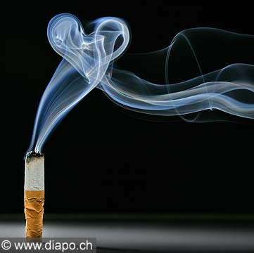 9633 - Photo : Cigarette et fume bon pour le coeur?
