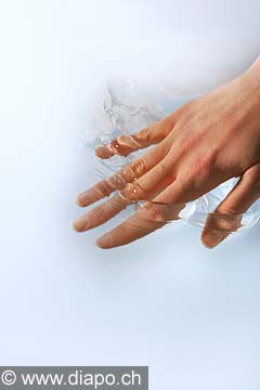 9889 - Main dans l'eau