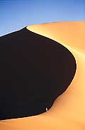 5011 - Libye - Le nomade au pied de la dune de Titersine
