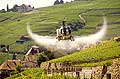 8325 - Photo : Suisse, canton de Vaud, sulfatage du vignoble de Lavaux par hélicopère
